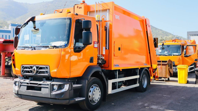  5 недавно приобретенных новых мусоровозов должны поступить в Управление Regia Autosalubritate
